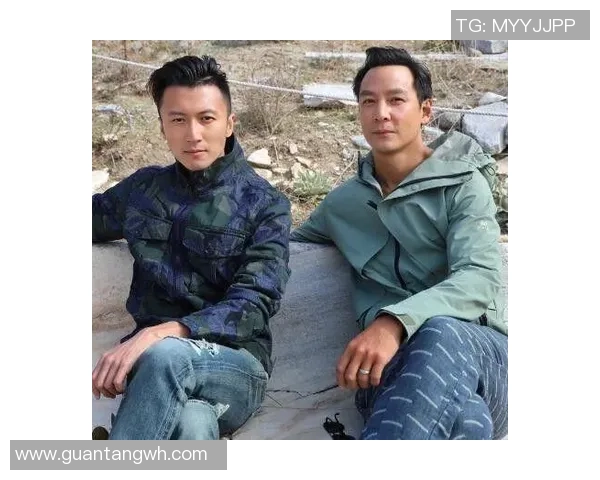 谢霆锋与足球明星亲密合影展现友谊与热爱足球的激情时刻